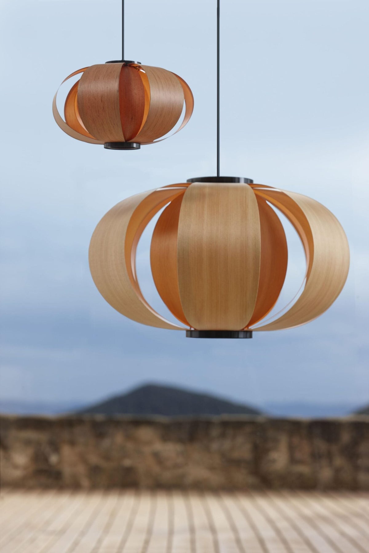 TUNDS DISA mini Pendelleuchte aus Holz über einem Esstisch