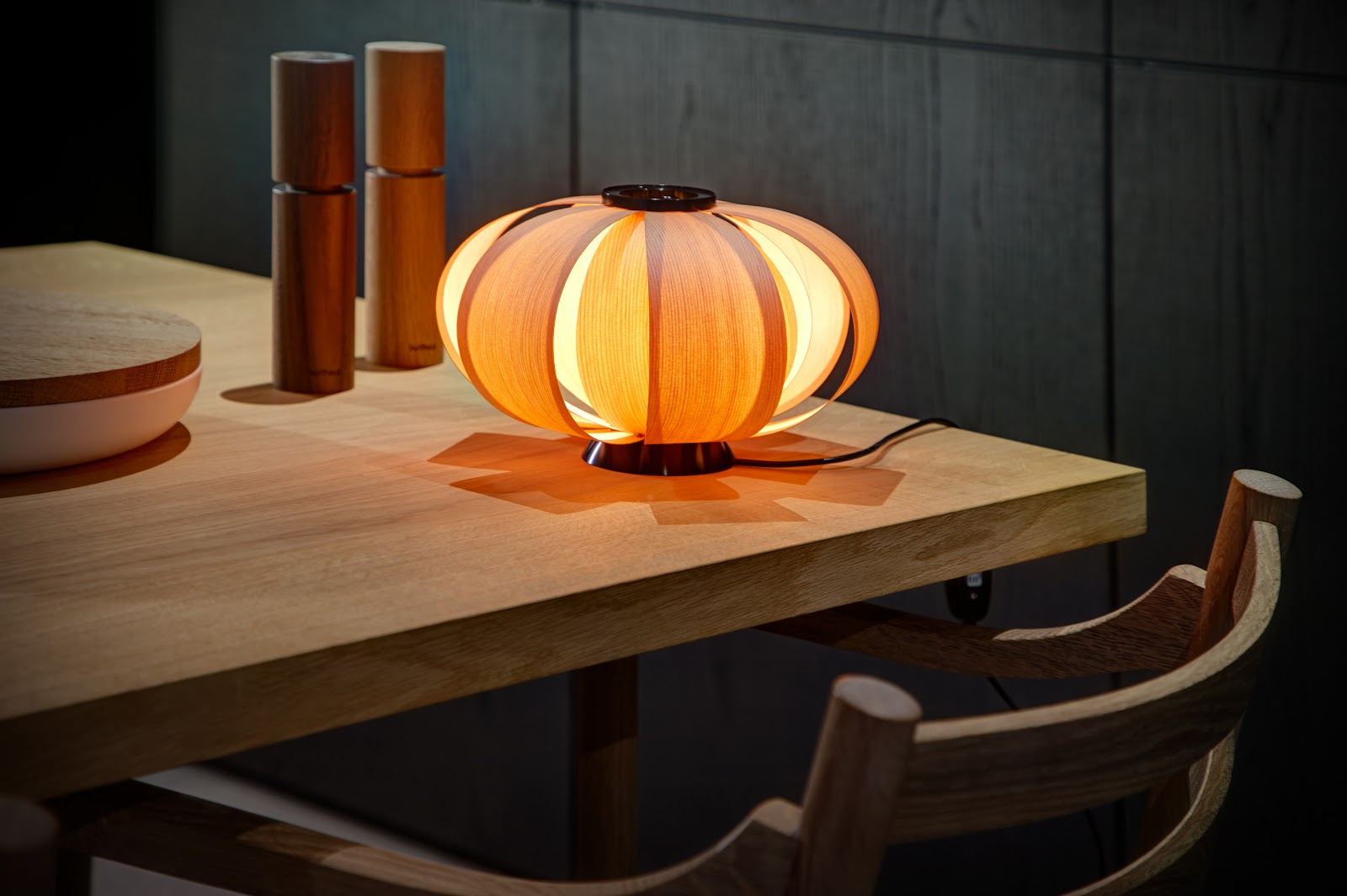 DISA mini Tischleuchte — kontrolliertes Holz – Hauptbild