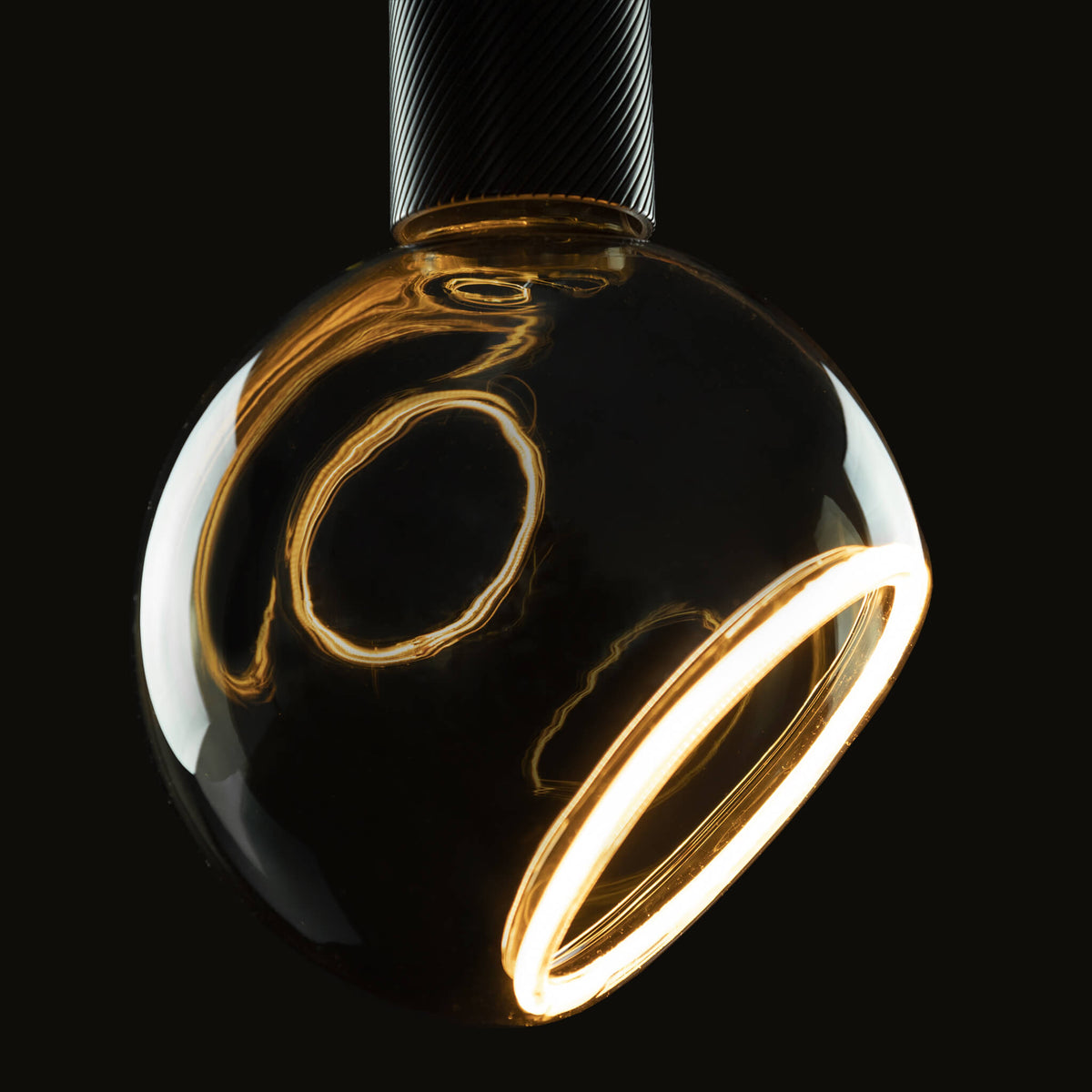 SEGULA LED Floating Globe 150 45° smokey grau – E27, 6 W, 1.900 K, dimmbar – Produktansicht 1