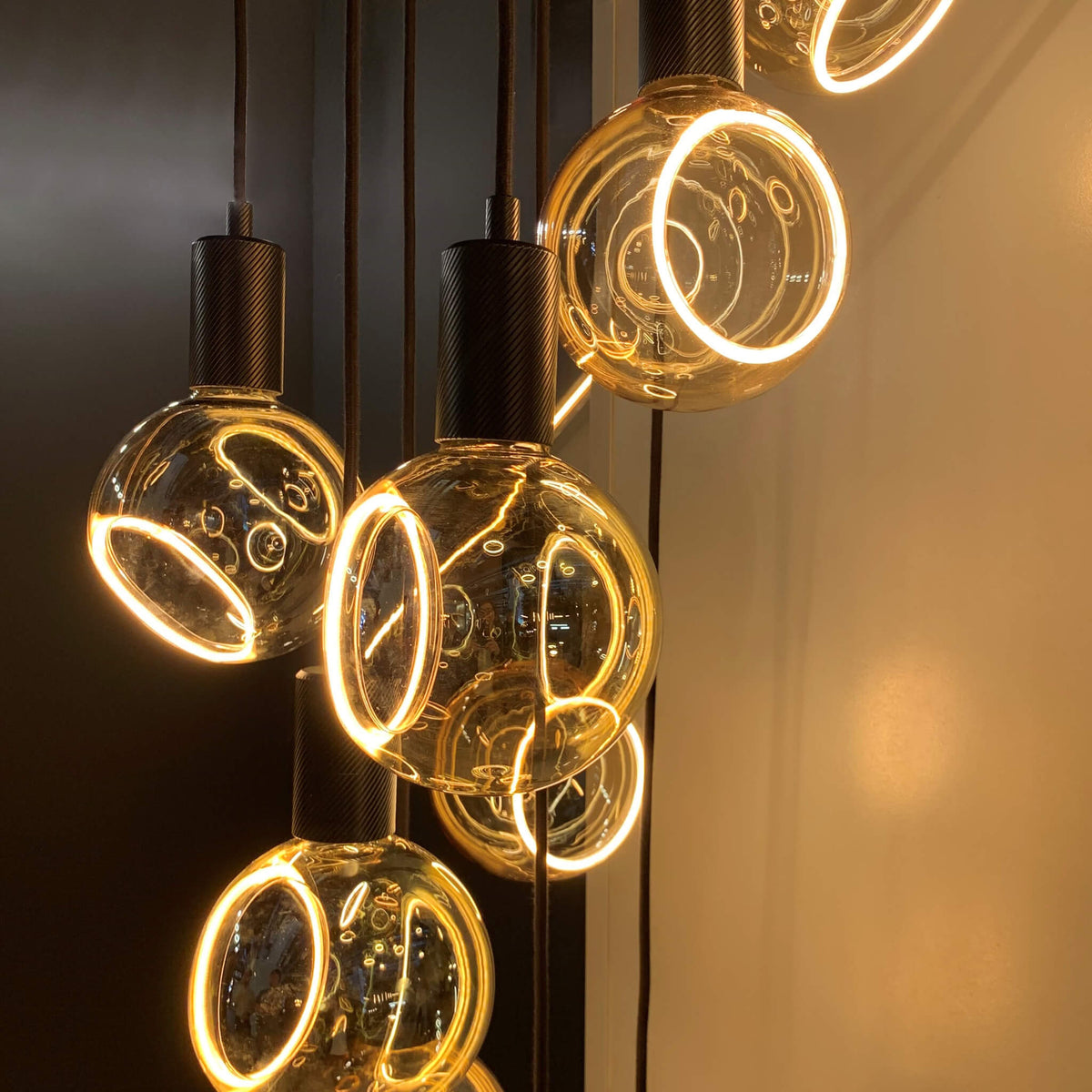 SEGULA LED Floating Globe 150 45° golden – E27, 4,5 W, 2.200 K, dimmbar – Produktansicht 3