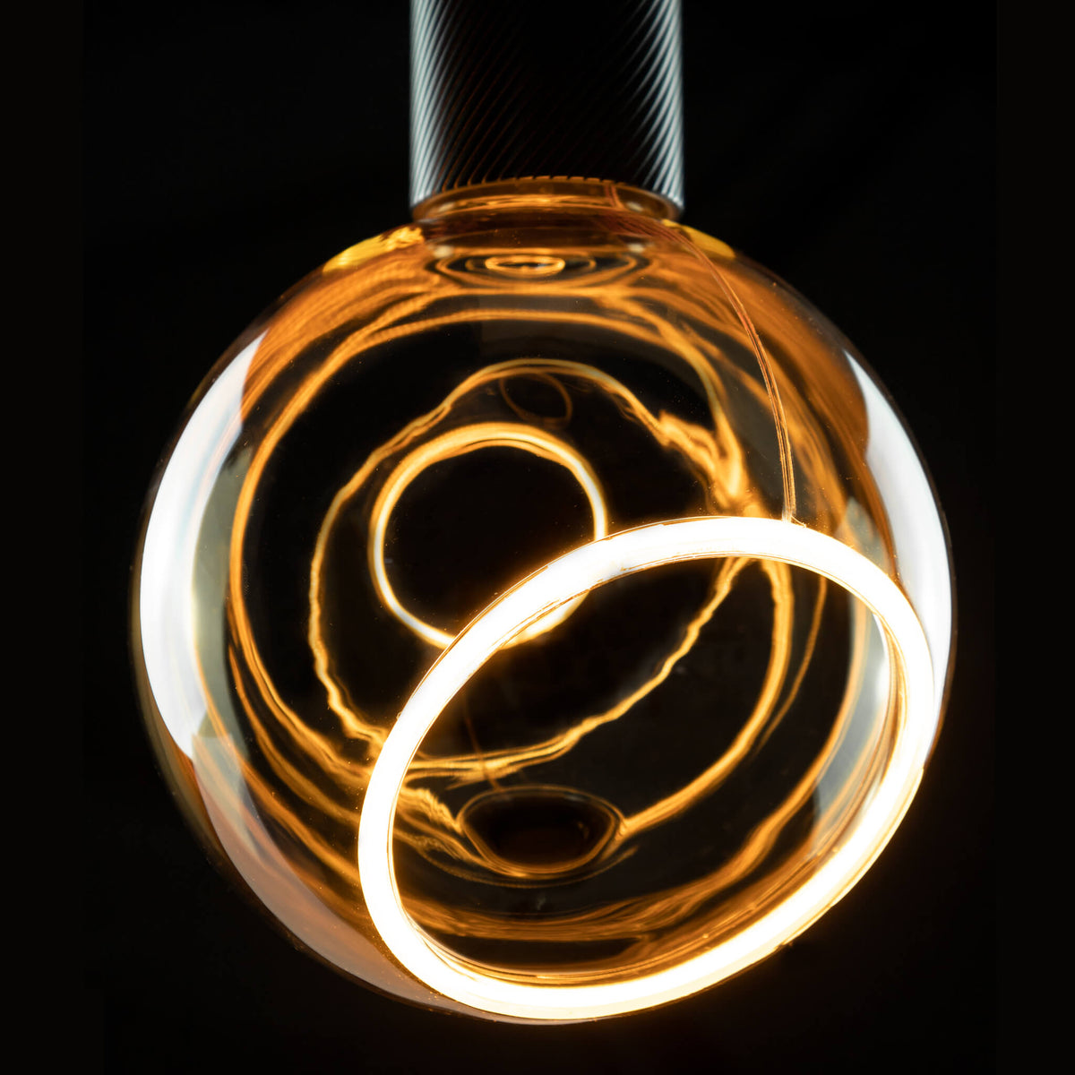 SEGULA LED Floating Globe 150 45° golden – E27, 4,5 W, 2.200 K, dimmbar – Produktansicht 2