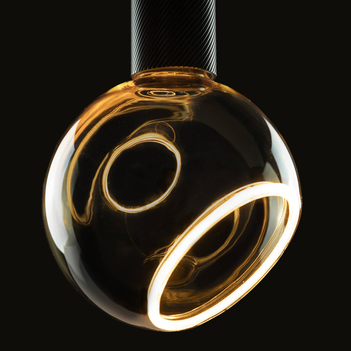 SEGULA LED Floating Globe 150 45° golden – E27, 4,5 W, 2.200 K, dimmbar – Produktansicht 1