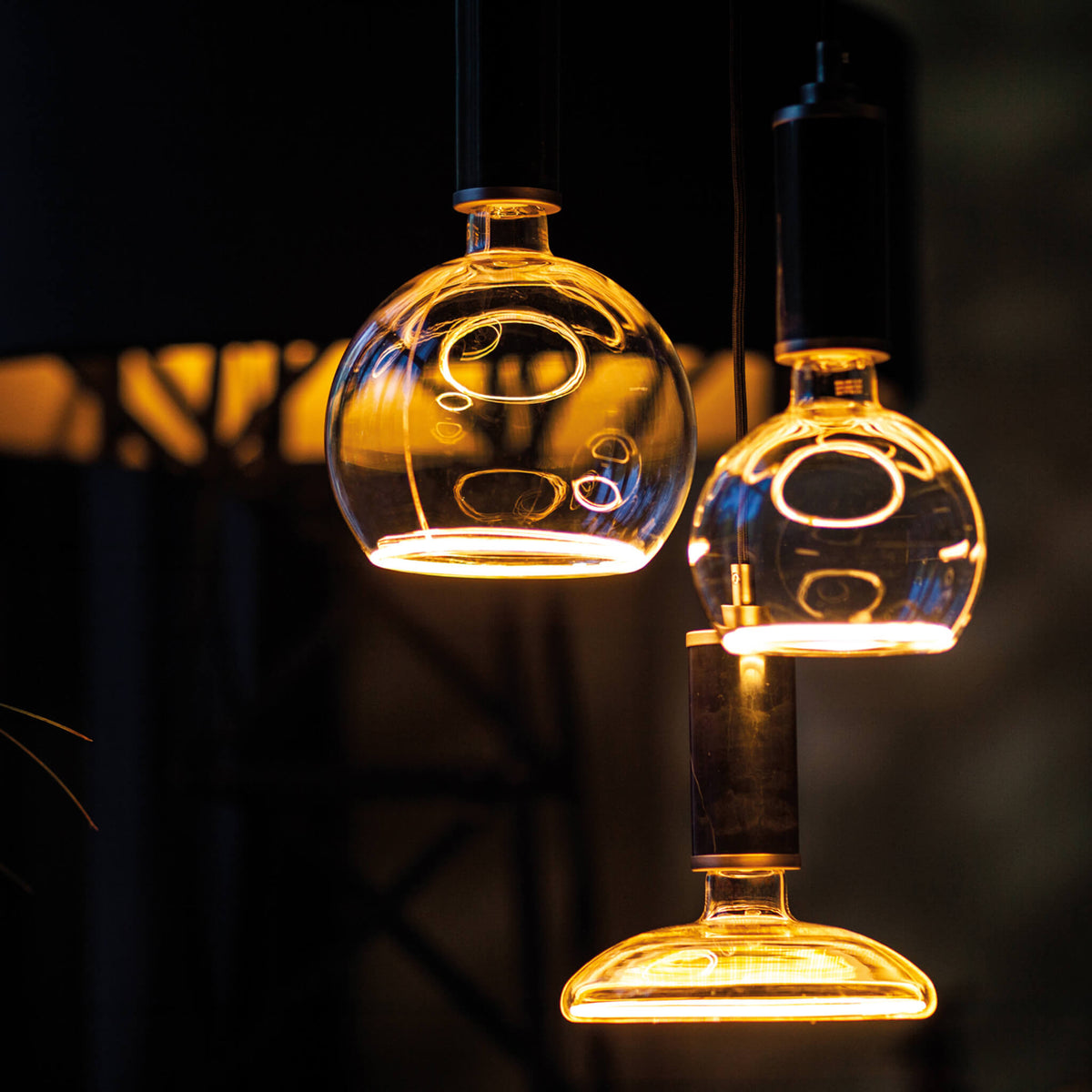 SEGULA LED Floating Globe 150 smokey grau – E27, 6 W, 1.900 K, dimmbar – Produktansicht 3