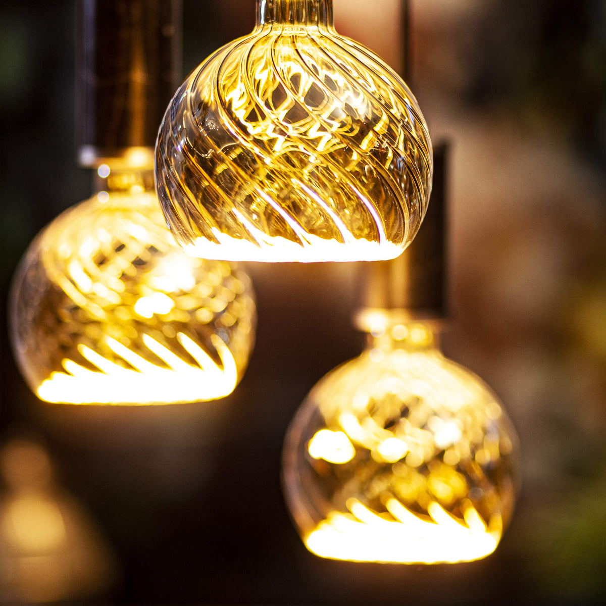 SEGULA LED Floating Globe 200 twisted smokey grau – E27, 6 W, 1.900 K, dimmbar – Produktansicht 3