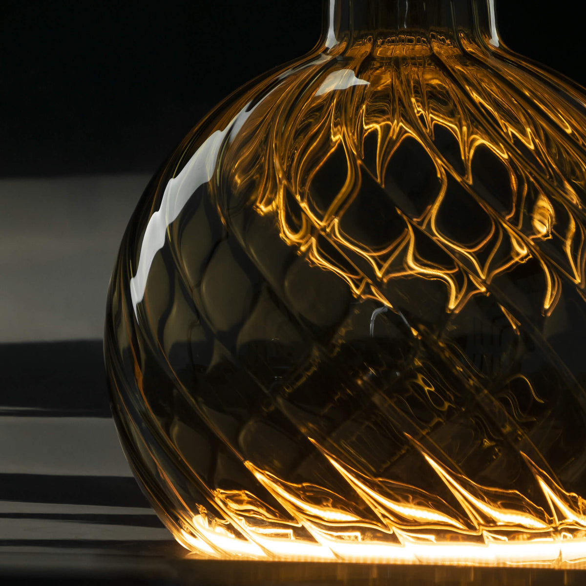 SEGULA LED Floating Globe 150 twisted smokey grau – E27, 6 W, 1.900 K, dimmbar – Produktansicht 4