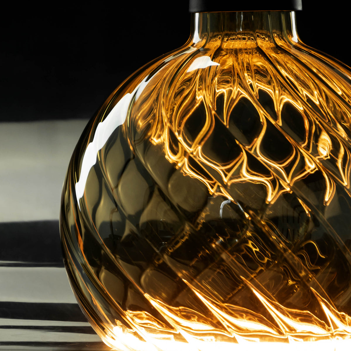 SEGULA LED Floating Globe 150 twisted smokey grau – E27, 6 W, 1.900 K, dimmbar – Produktansicht 3