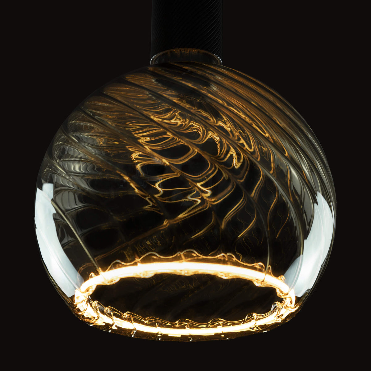 SEGULA LED Floating Globe 200 twisted smokey grau – E27, 6 W, 1.900 K, dimmbar – Produktansicht 2