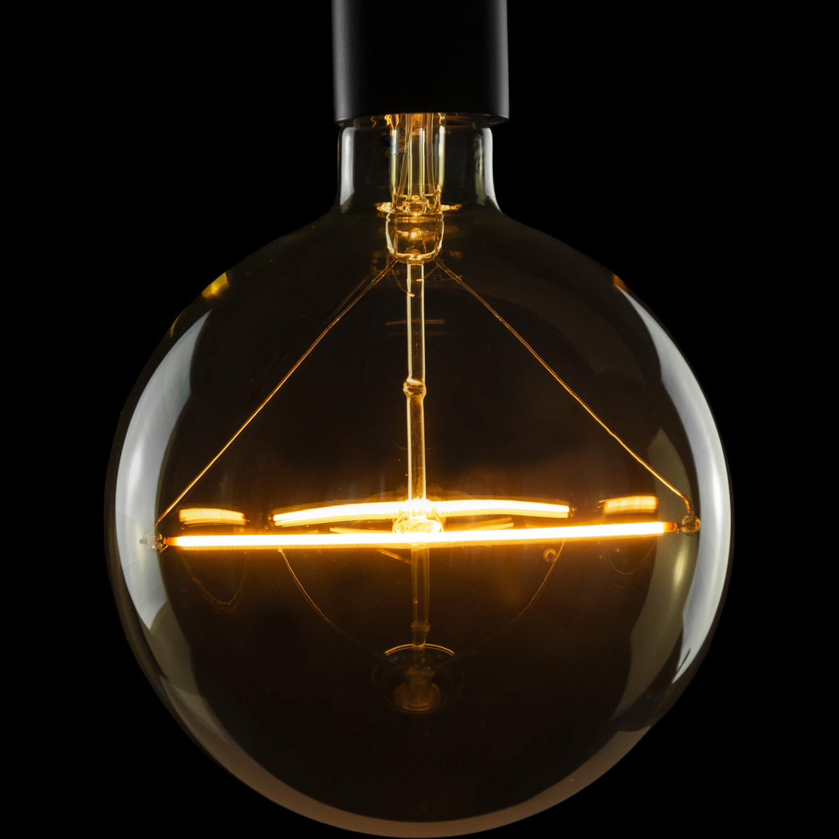 SEGULA LED Globe 150 Balance golden – E27, 5 W, 1.900 K, dimmbar – Produktansicht 1
