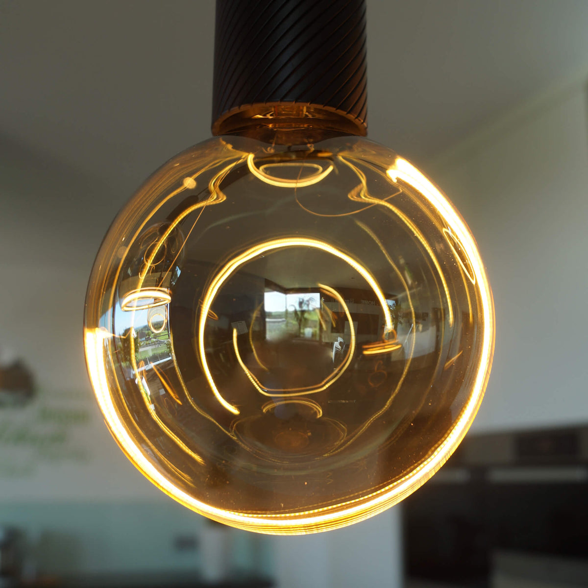SEGULA LED Illusion Globe 125 crescent slanting smokey grau – E27, 6 W, 1.900 K, dimmbar – Produktansicht 2