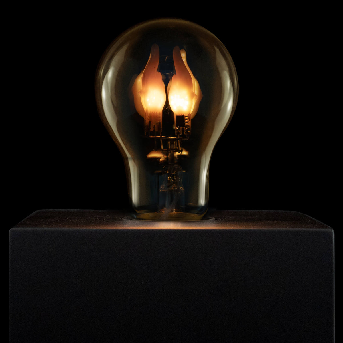 SEGULA LED Glühlampe Fire Flame up smokey grau – E27, 0,8 W, 1.800 K – Produktansicht 1