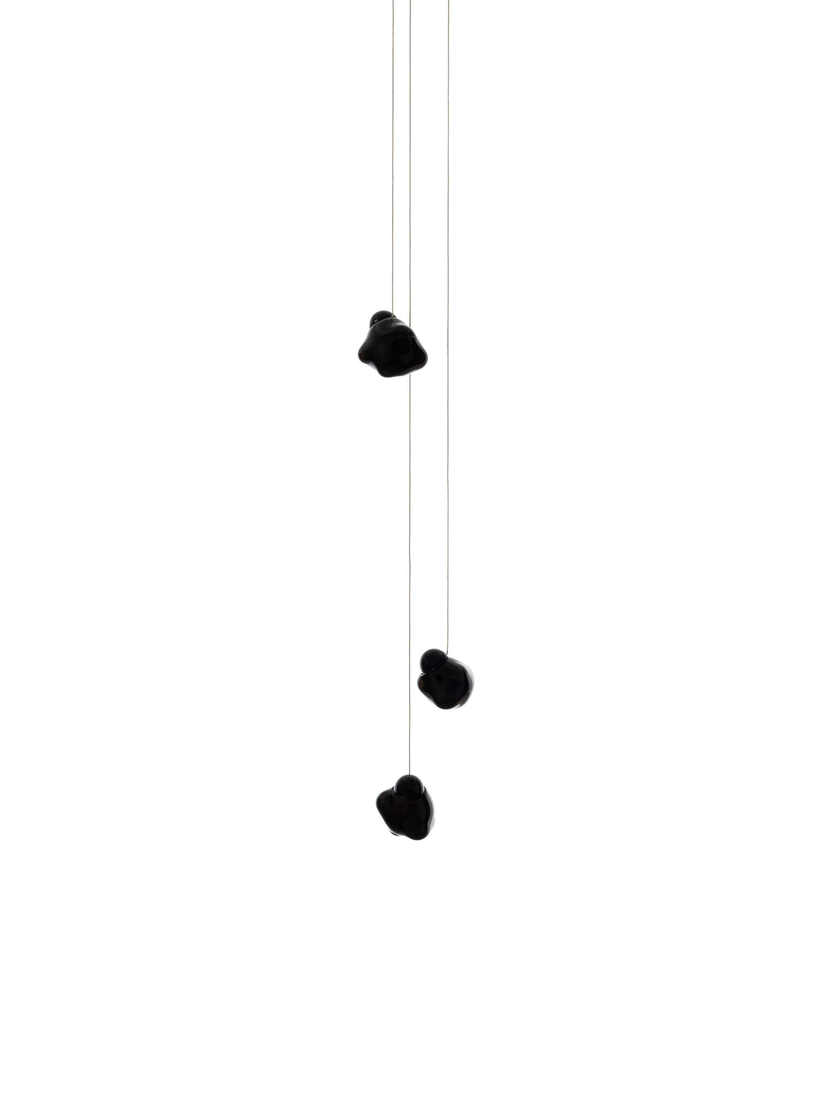 Bocci 57 Random Pendelleuchte – 57.3 – 3 opal (grau oder weiß) Pendel, Ø152 mm Baldachin rund, 2700 K