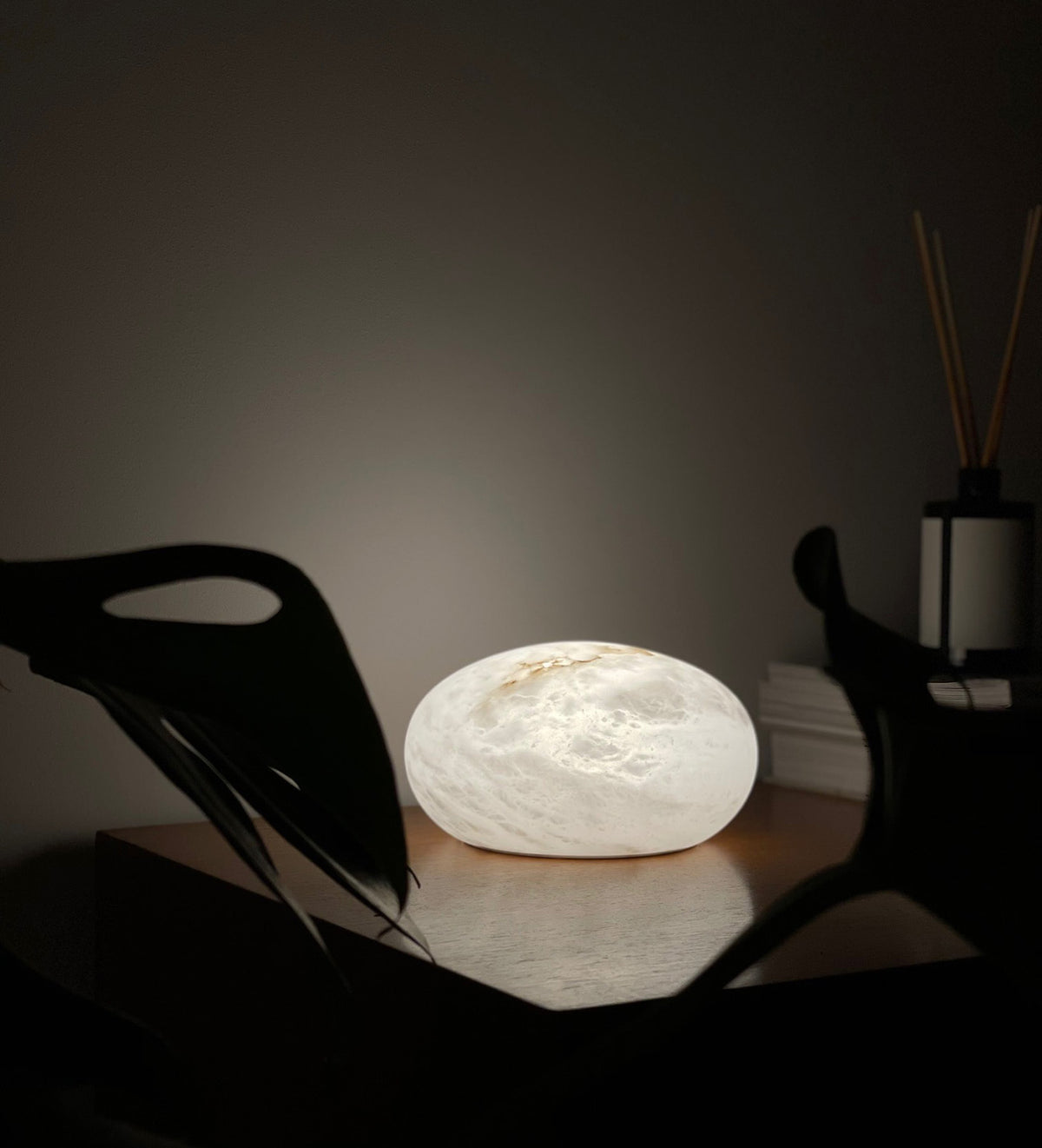 United Alabaster Wireless Oval Akku-Tischleuchte – Ansicht 2