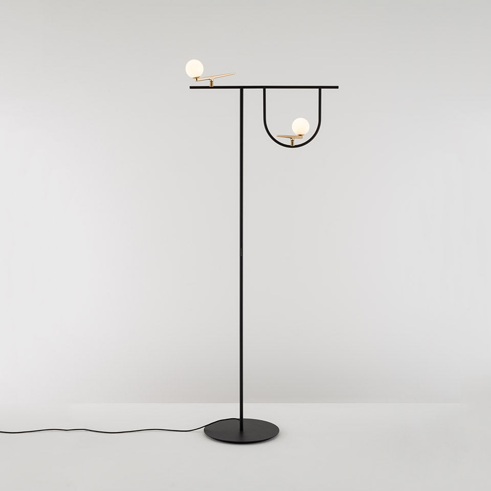 Artemide Yanzi Stehleuchte – Messing gebürstet, Weiß, Schwarz
