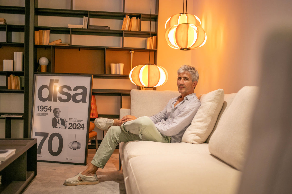 Holz-Pendelleuchte TUNDS DISA über einem Esstisch