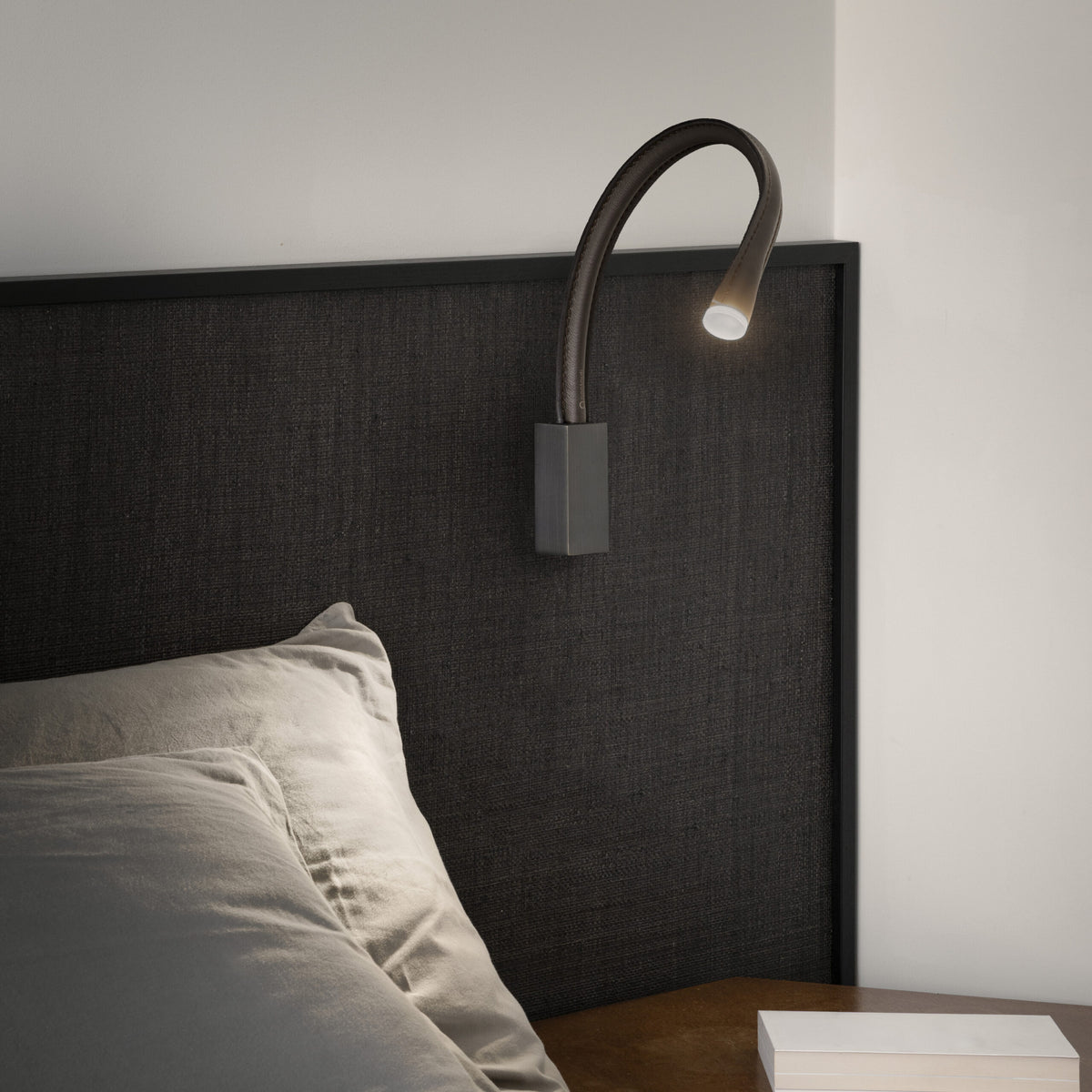 Contardi Flexiled Wandleuchte – Länge 600 mm ohne Schalter, Fuß Bronze satiniert, Gestell Leder Taupe