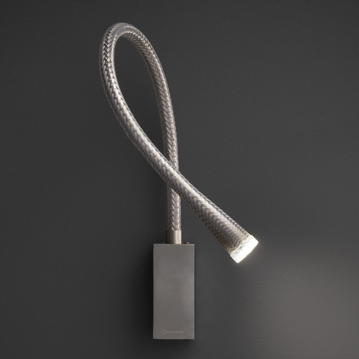 Contardi Flexiled Wandleuchte – Länge 900 mm ohne Schalter, Fuß Bronze satiniert, Gestell Leder Taupe