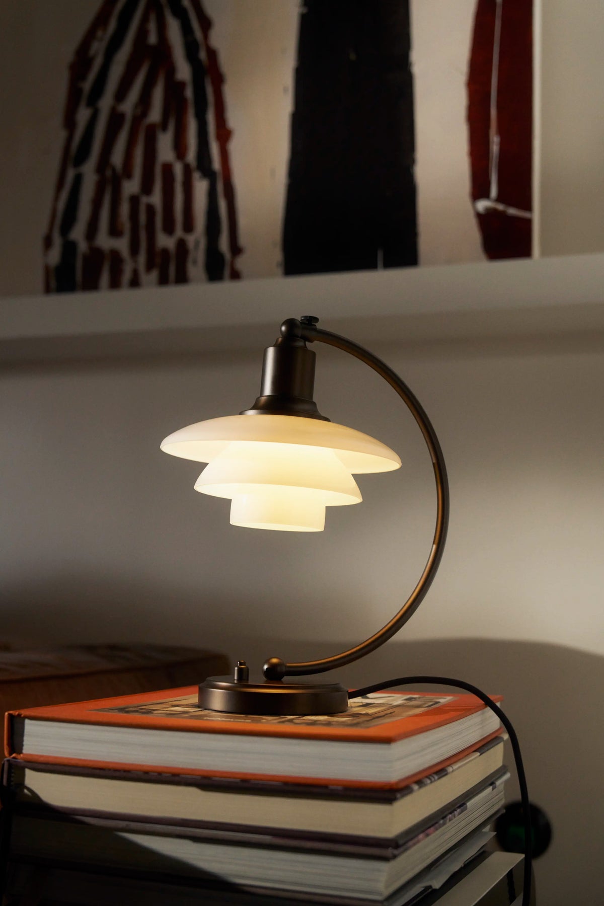 Louis Poulsen PH 2/2 Luna Aged Brass Opal Tischleuchte – Ansicht 2