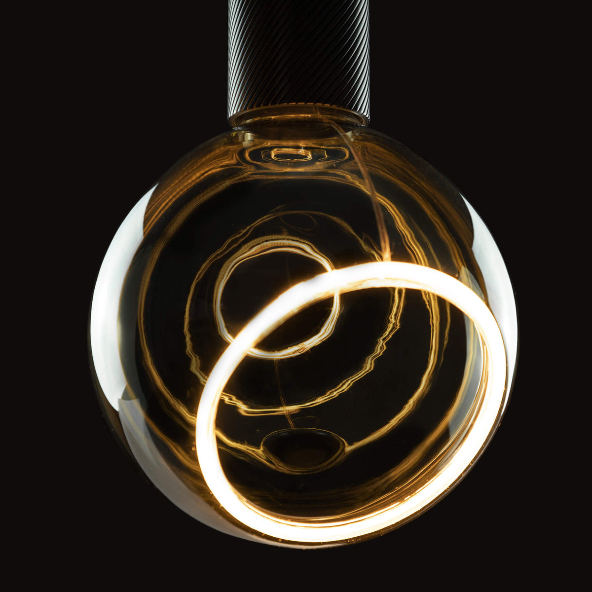 SEGULA LED Floating Globe 150 45° smokey grau – E27, 6 W, 1.900 K, dimmbar – Produktansicht 2