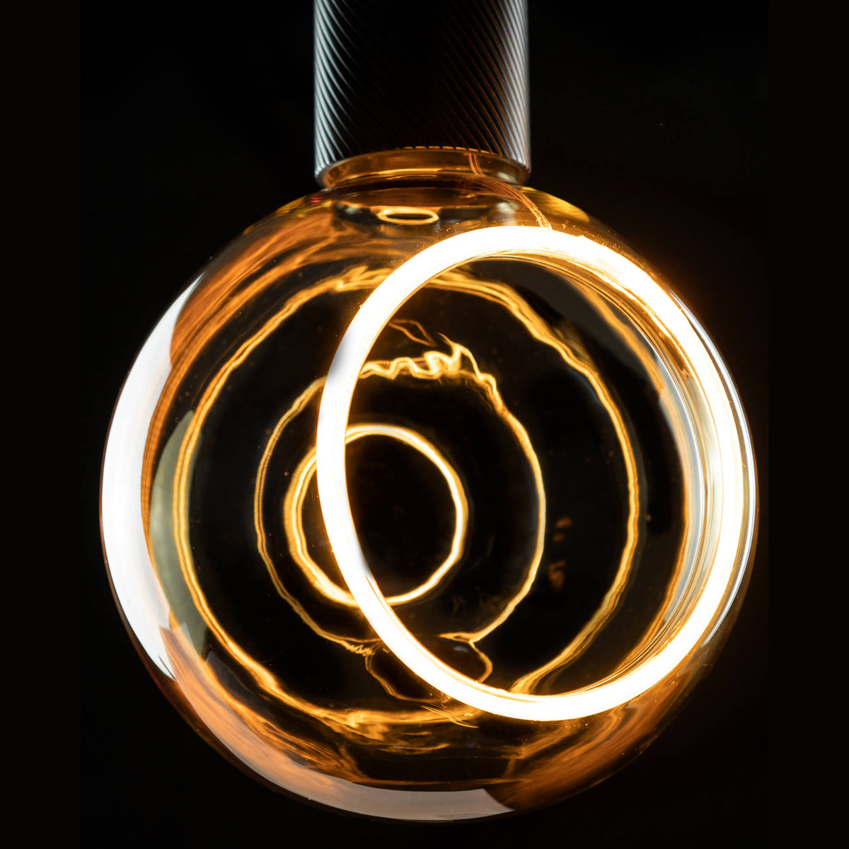 SEGULA LED Floating Globe 150 90° golden – E27, 4,5 W, 2.200 K, dimmbar – Produktansicht 1