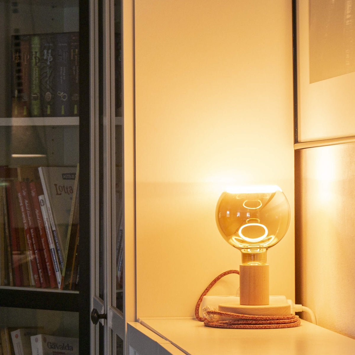 SEGULA LED Floating Globe 125 smokey grau – E27, 6 W, 1.900 K, dimmbar – Produktansicht 3