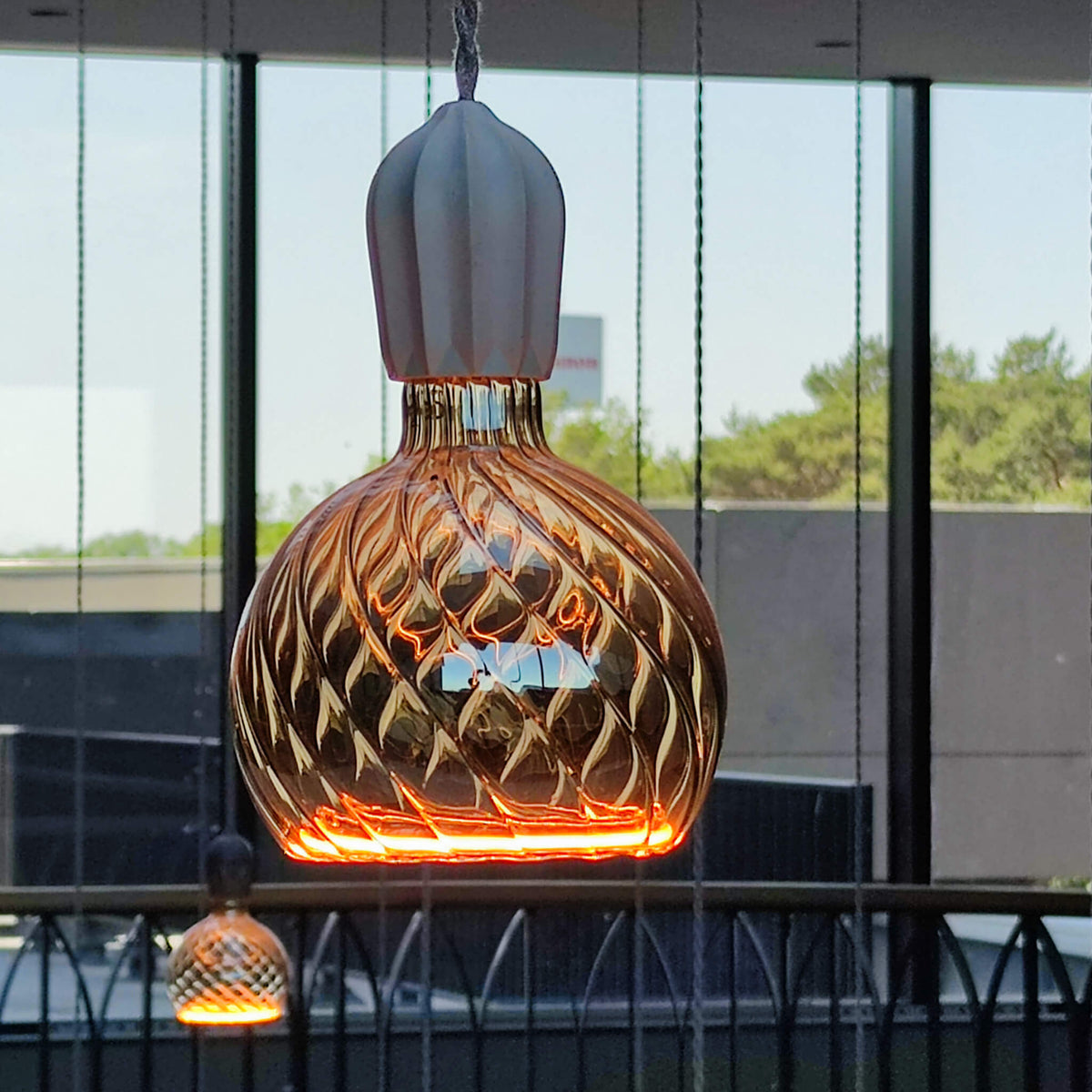 SEGULA LED Floating Globe 150 twisted smokey grau – E27, 6 W, 1.900 K, dimmbar – Produktansicht 7