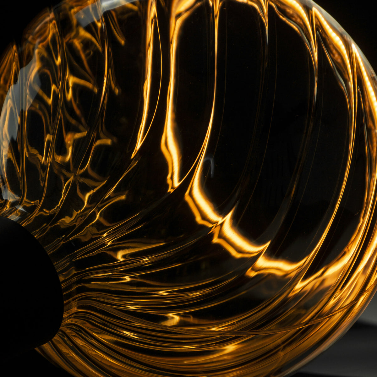 SEGULA LED Floating Globe 150 twisted smokey grau – E27, 6 W, 1.900 K, dimmbar – Produktansicht 5