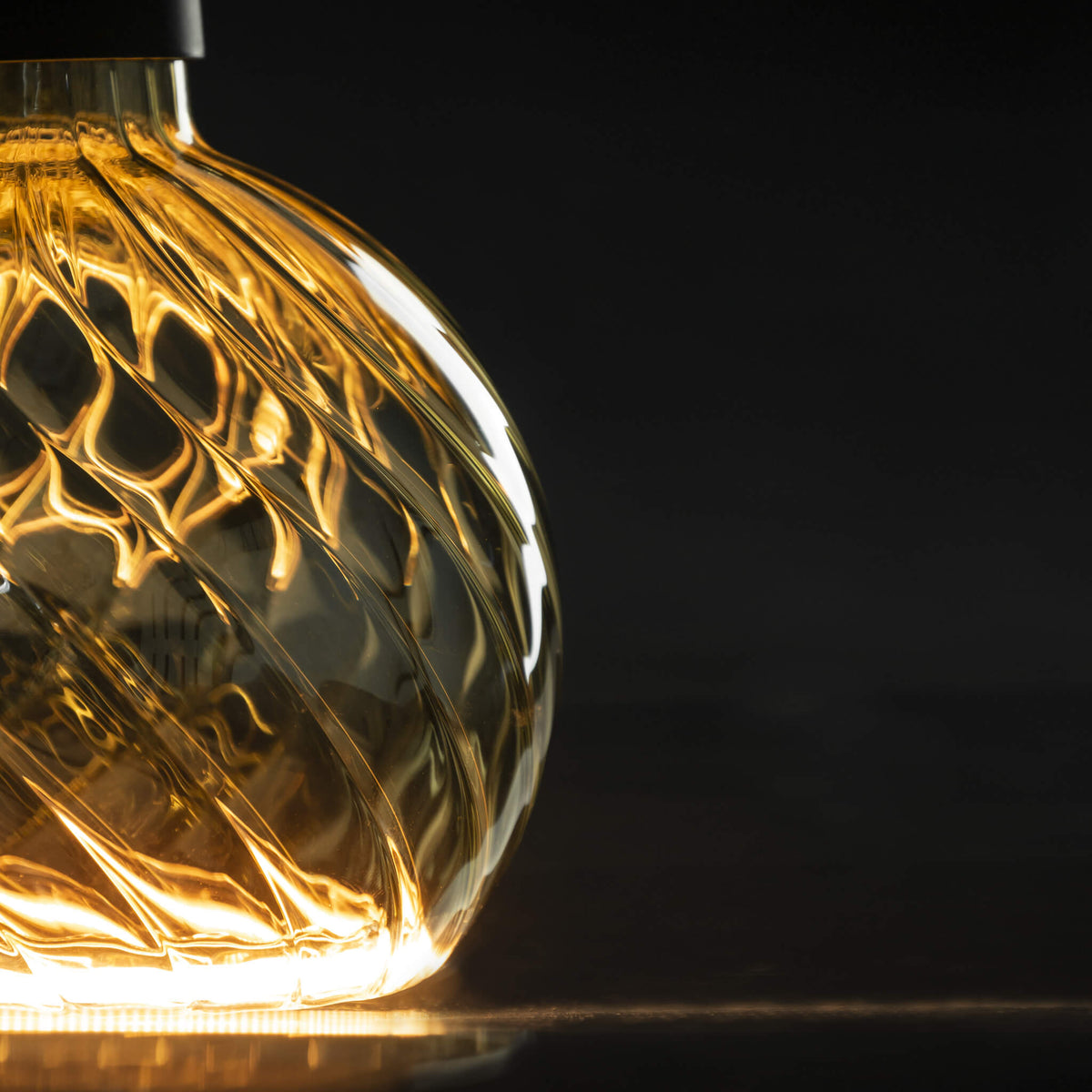 SEGULA LED Floating Globe 150 twisted smokey grau – E27, 6 W, 1.900 K, dimmbar – Produktansicht 2