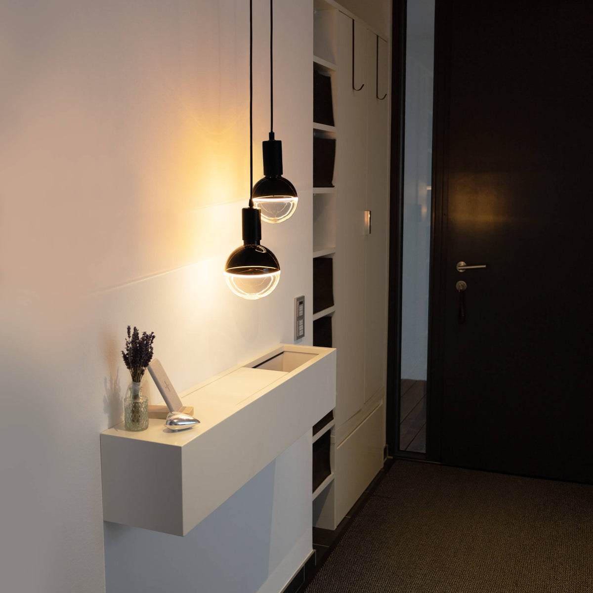 SEGULA LED Illusion Globe 145 2tones schwarz klar – E27, 5,2 W, 1.900 K, dimmbar – Produktansicht 2