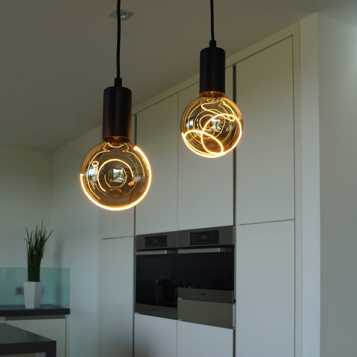 SEGULA LED Illusion Globe 125 crescent slanting smokey grau – E27, 6 W, 1.900 K, dimmbar – Produktansicht 3