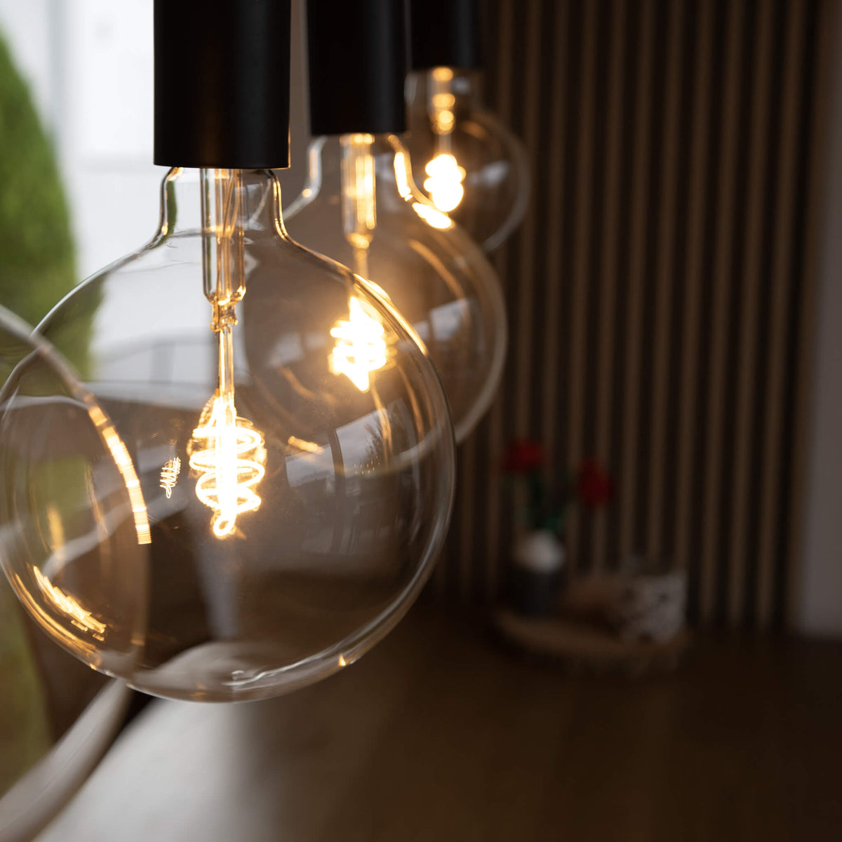 SEGULA LED Globe 150 Elegant klar – E27, 5 W, 2.200 K, dimmbar – Produktansicht 3