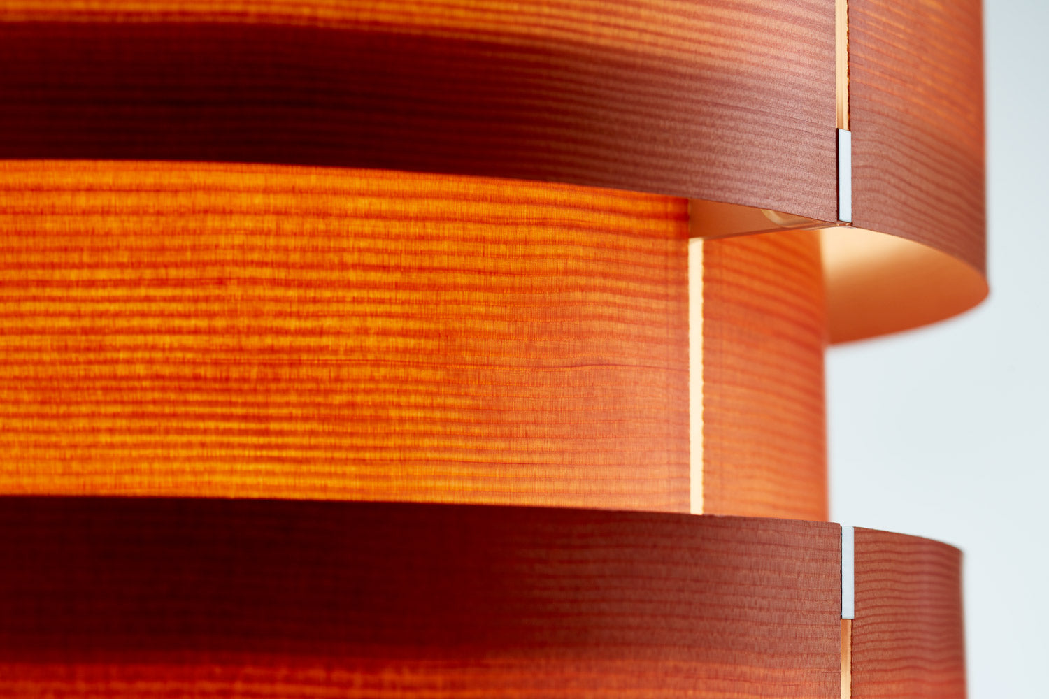 CISTER grande — Pendelleuchte Ø 42 cm, kontrolliertes Holz – Produktansicht 4