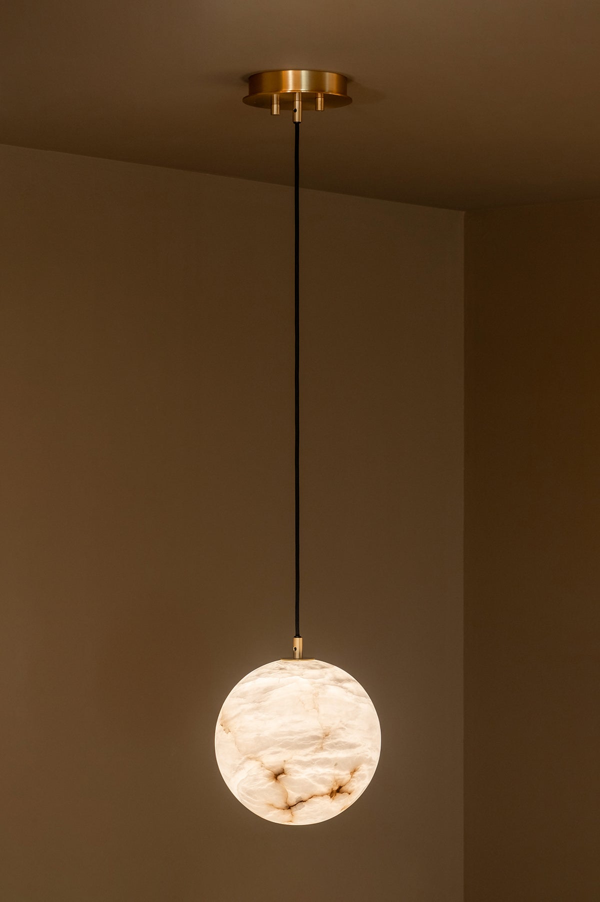 United Alabaster Single Moon Pendelleuchte – Ansicht 3