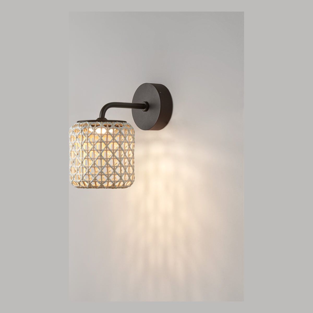 Bover Nans A/01 Außen-Wandleuchte – Schirm Beige (mit Hellblau und Hellgrau)