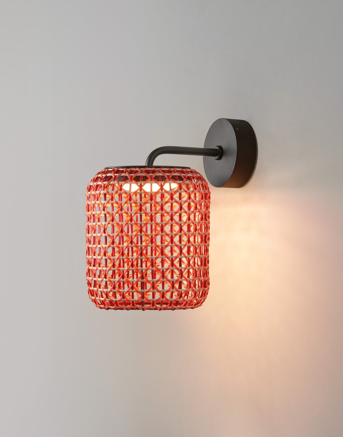 Bover Nans A/02 Außen-Wandleuchte – Schirm Rot (mit Orange und Beige)