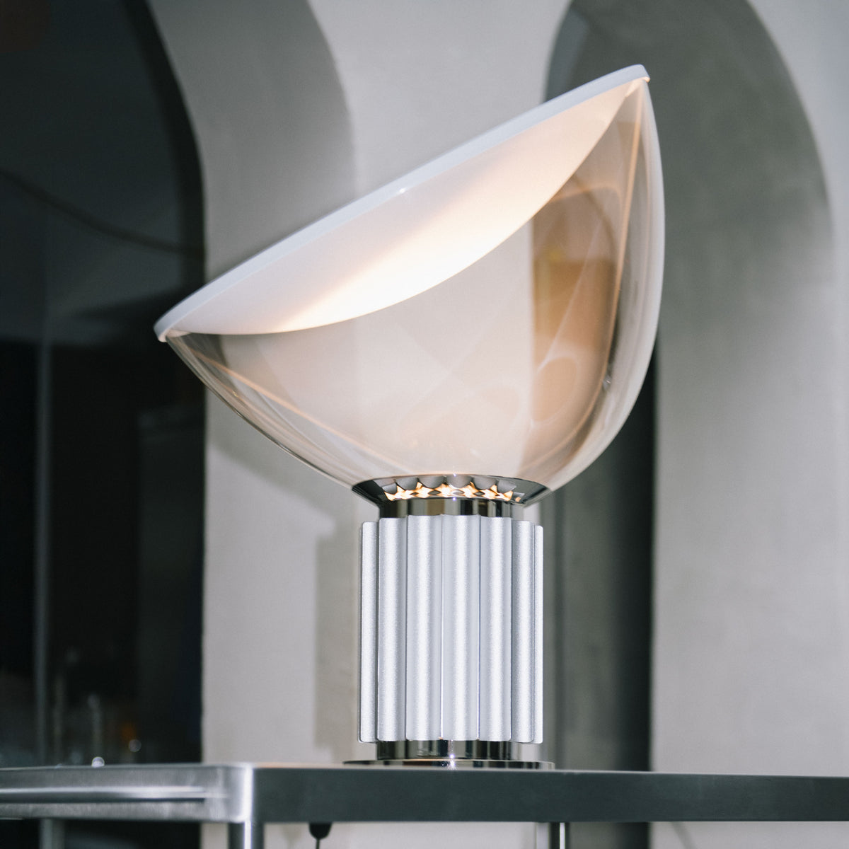 Flos Taccia (PMMA) Tischleuchte – Ansicht 3