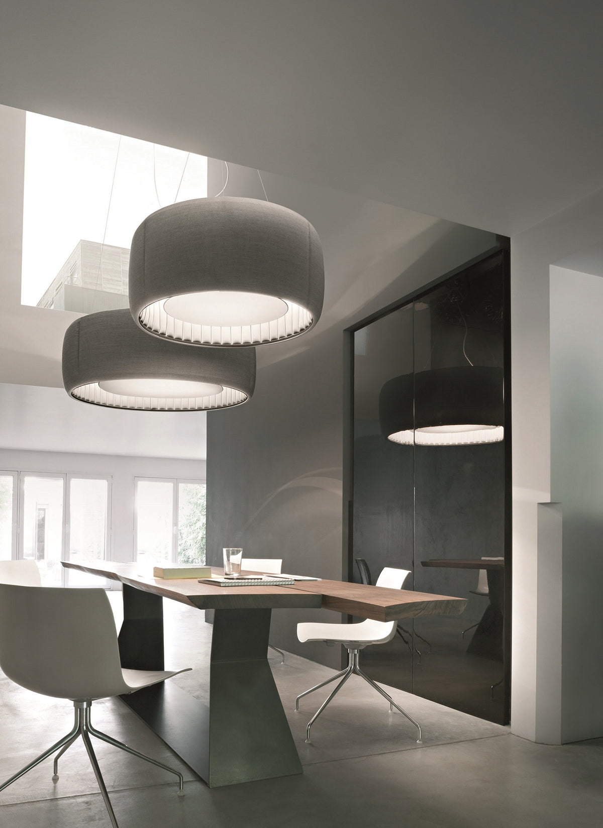 Luceplan Silenzio Akustikleuchten über einem Tisch