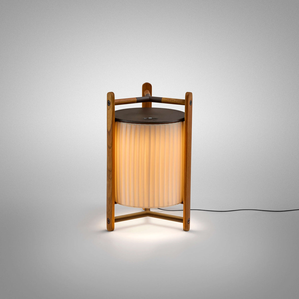 Bover Kando M/40 Tischleuchte – Braun, Schirm Band transluzent Teak Creme