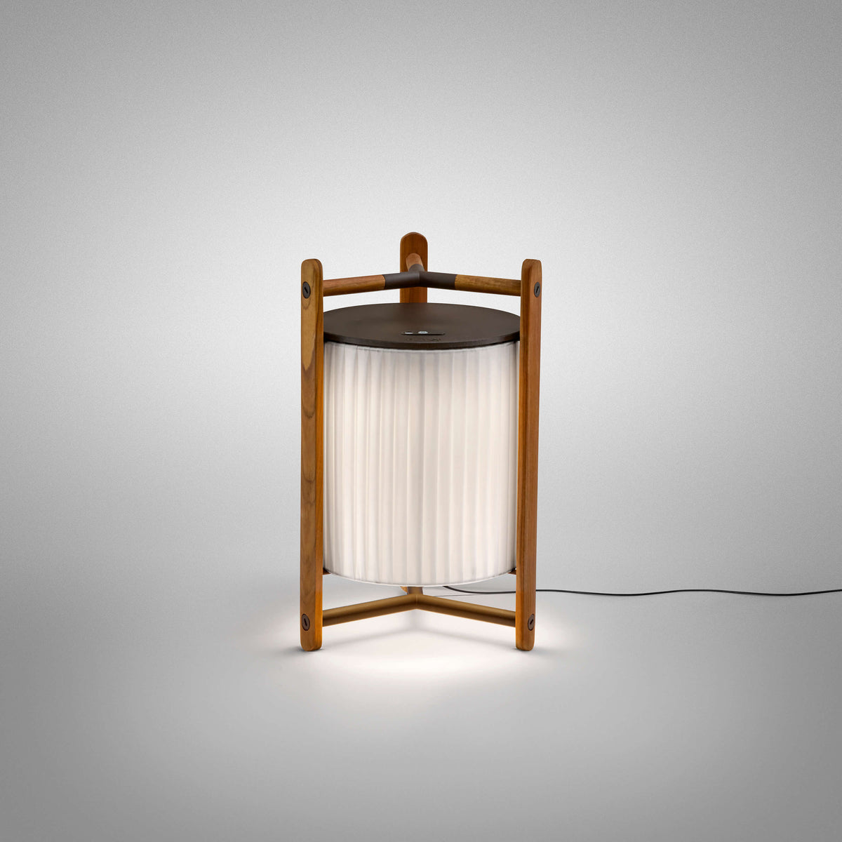 Bover Kando M/40 Tischleuchte – Braun, Schirm Band transluzent Teak Weiß