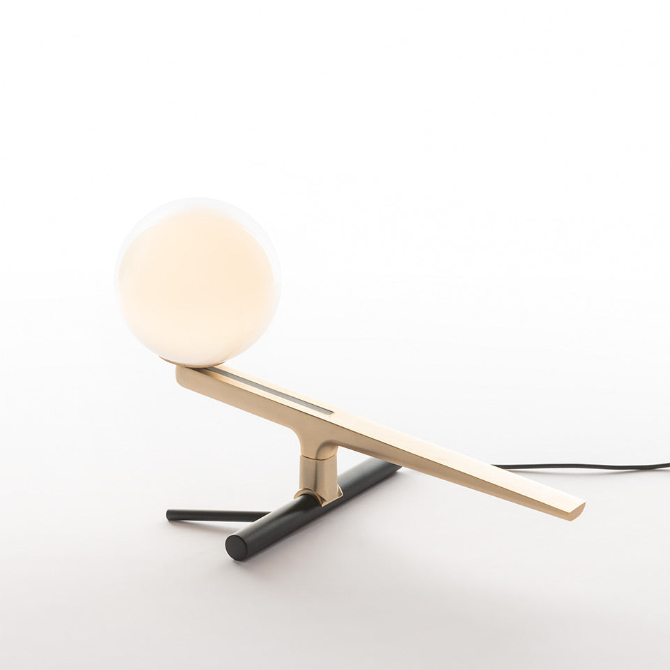 Artemide Yanzi Stehleuchte – Tisch – Messing gebürstet, Weiß, Schwarz